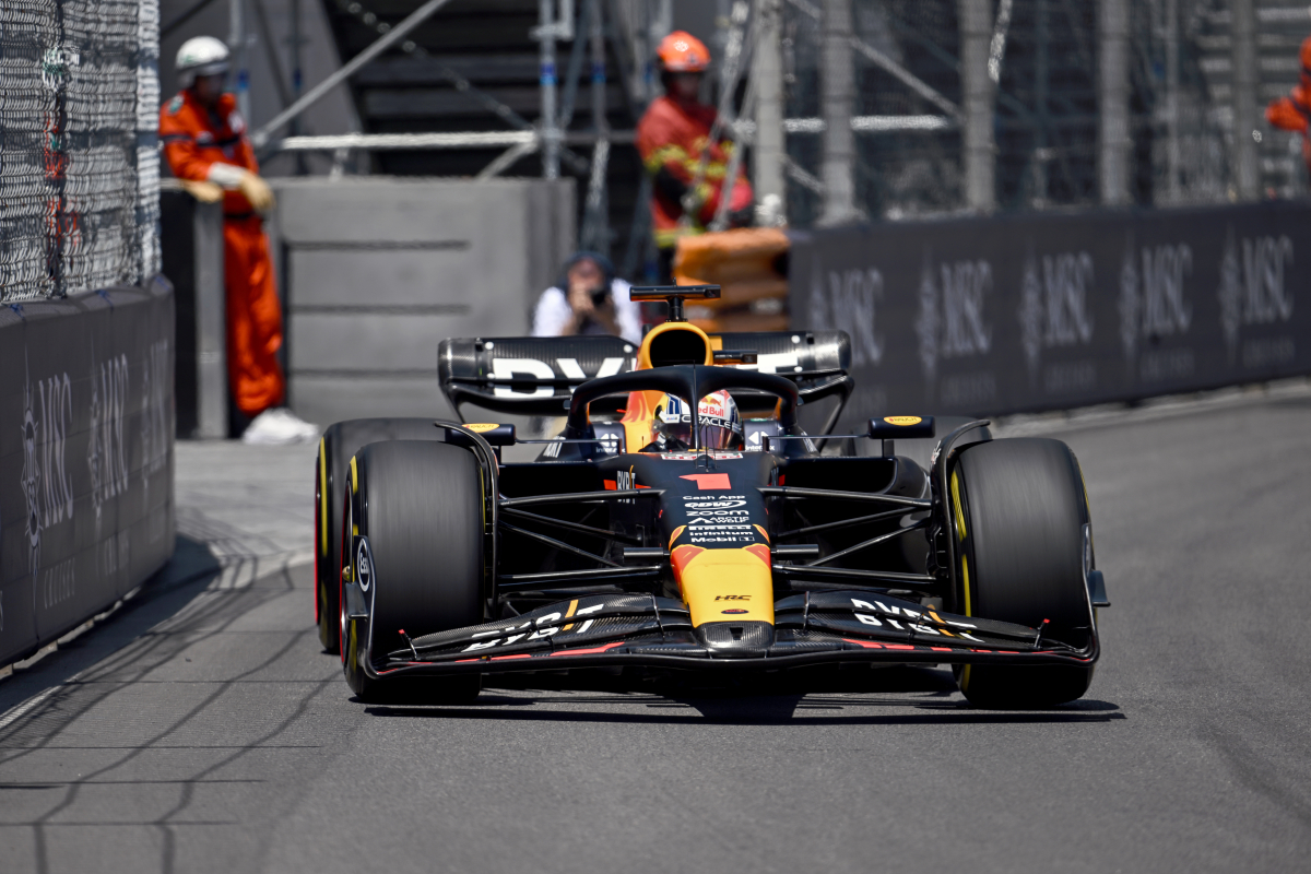 Verstappen se redime en las FP2; Checo, con problemas