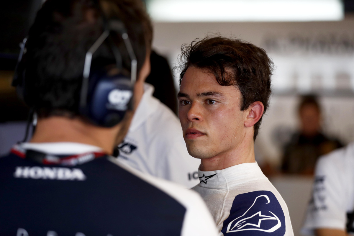 De Vries kruipt zaterdag in Formule 1-bolide tijdens Pirelli-tests op Paul Ricard