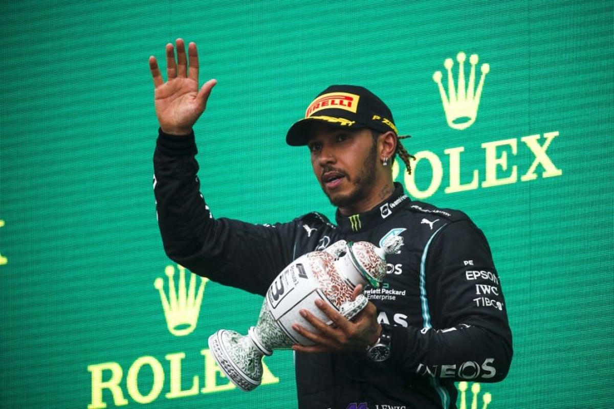 Mercedes over gezondheid Hamilton na Hongarije: "Hij is verder hersteld"