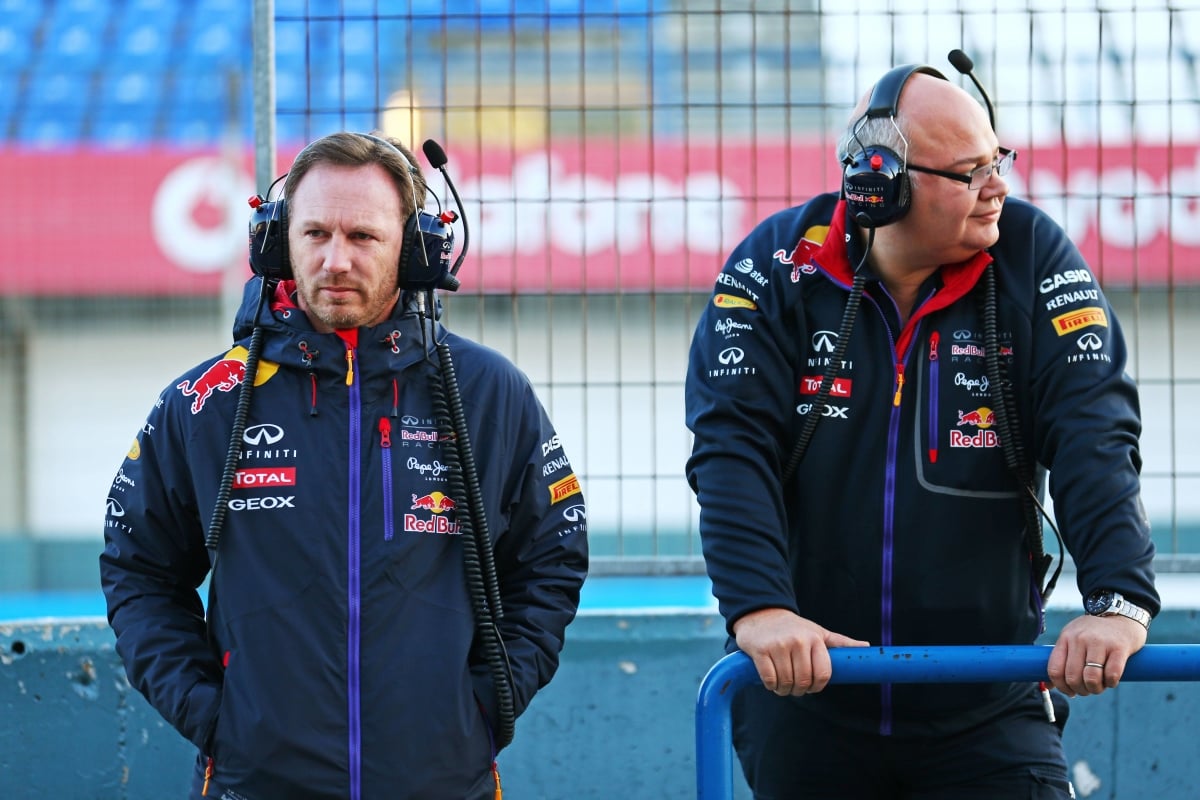 Christian Horner stands with Rob Marshall during testing in 2015