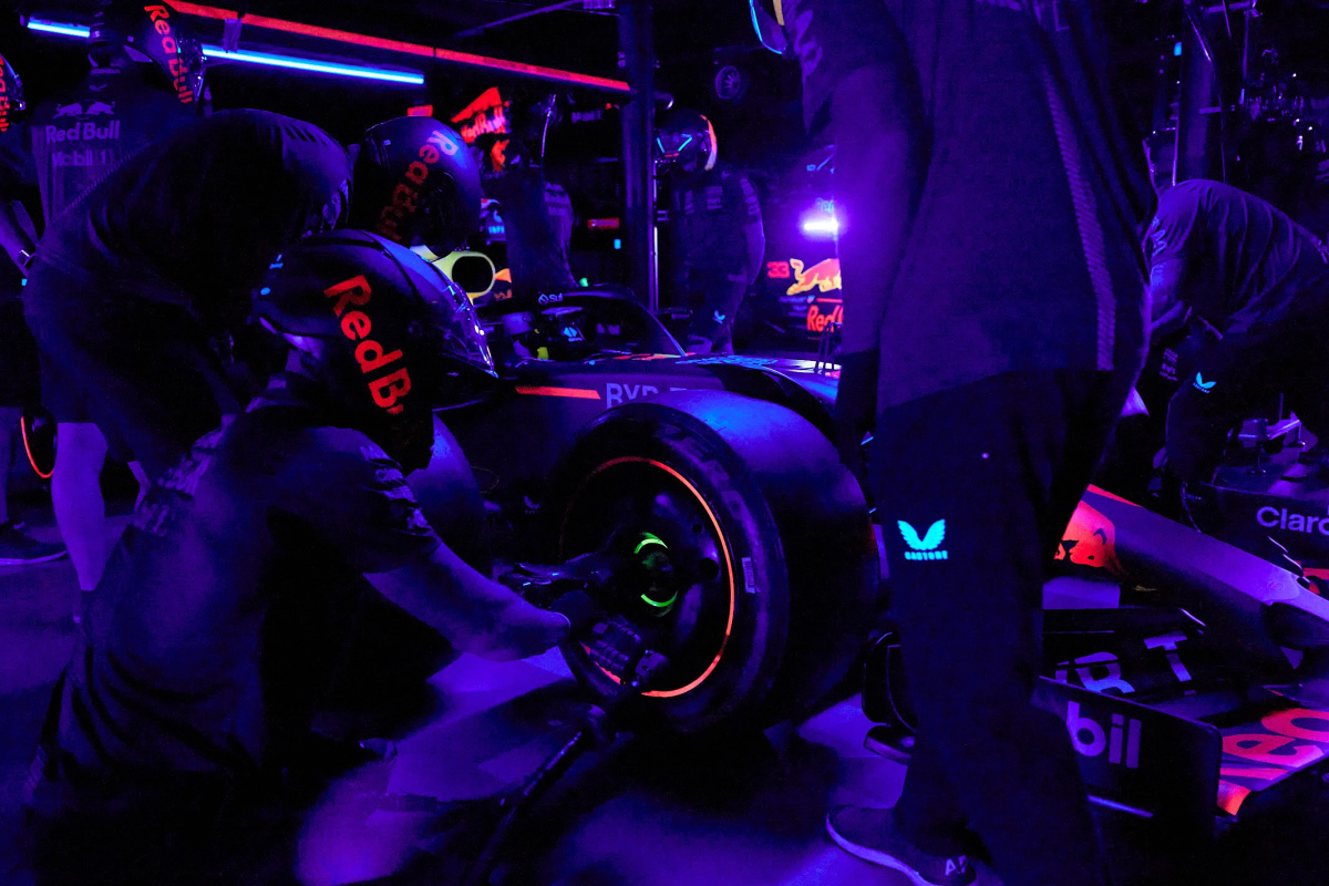 Red Bull Racing doet pitstop in het donker binnen indrukwekkende tijd