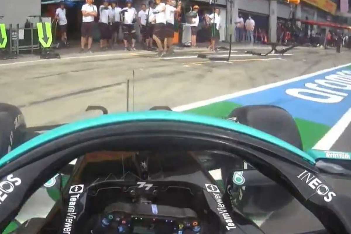 Valtteri Bottas spint in de pitstraat.