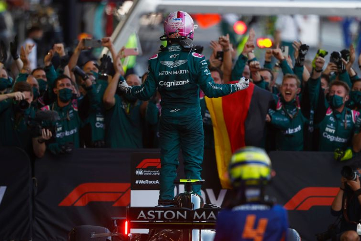 VIDEO: Verstappen feliciteert Vettel met podiumplaats na pijnlijke uitvalbeurt Bakoe