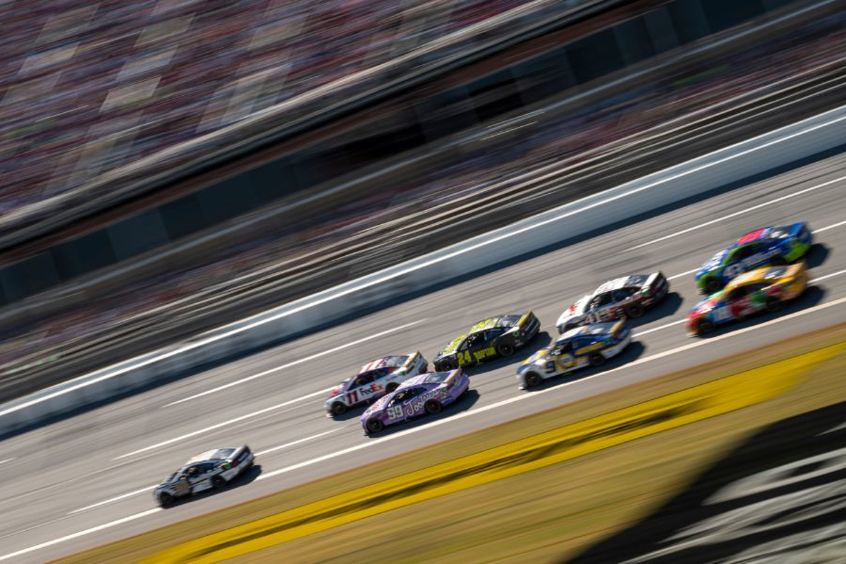 Schermutseling op de baan eindigt in vechtpartij in pitstraat NASCAR
