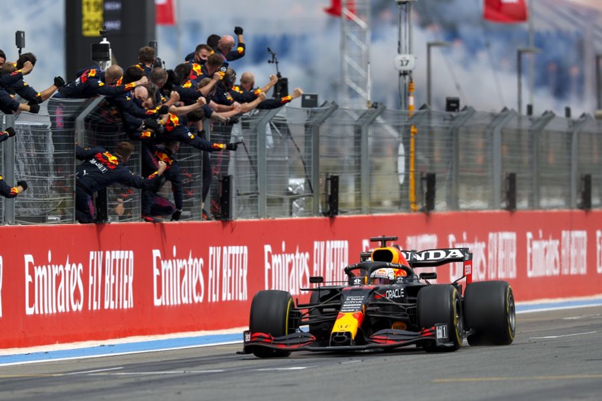Verstappen analyseert overwinning: 'Lastige auto, topstrategie van team'