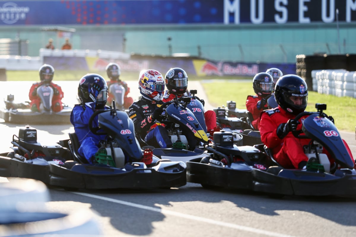 Verstappen in Max vs 100 karting race