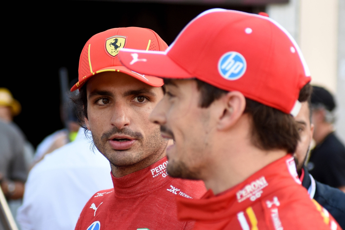 Sainz haalt zijn schouders op na opmerking Leclerc: "Het komt te vaak voor dat hij klaagt"