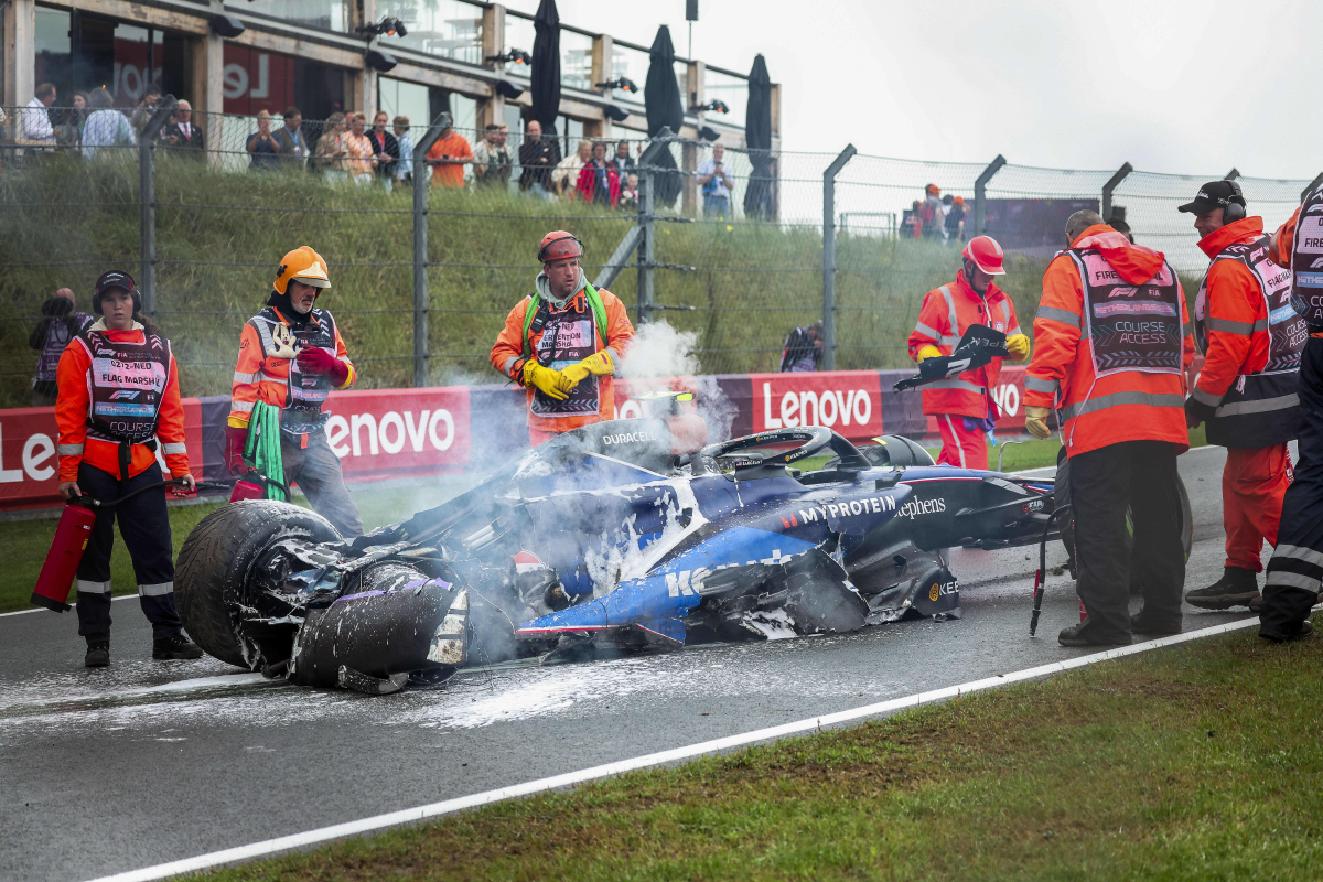 In beeld: zo ziet de crash en het brandje bij Logan Sargeant eruit in Zandvoort