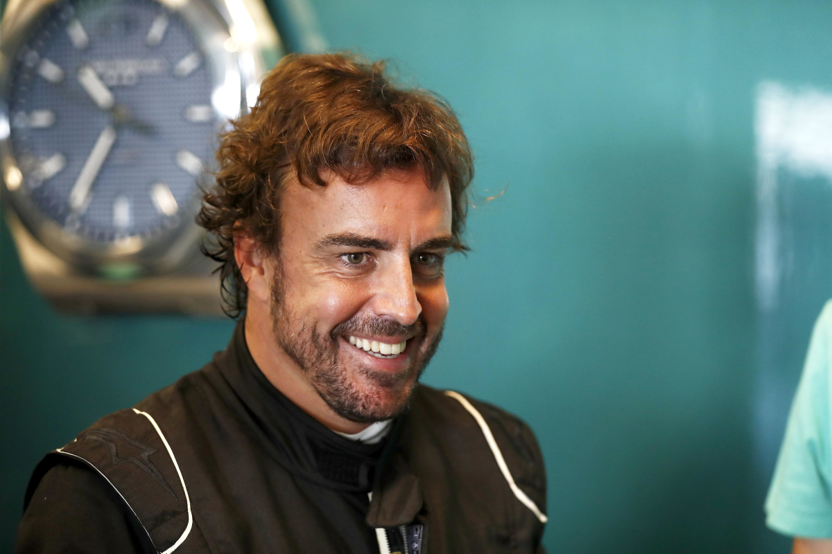 VIDEO: Fernando Alonso ya posa con Aston Martin