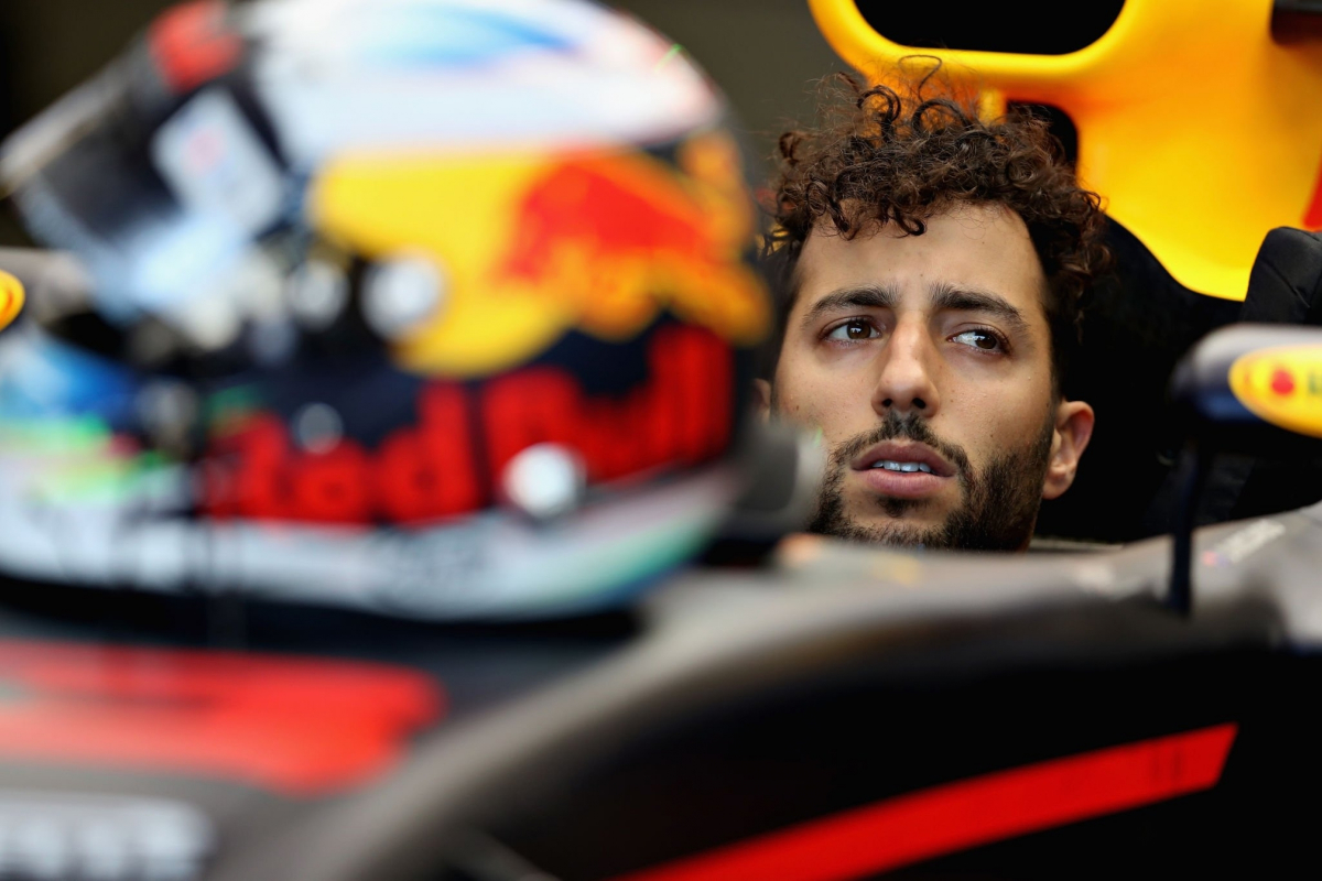 Kravitz: 'Lonely' Ricciardo cuts sad figure on Red Bull pit wall