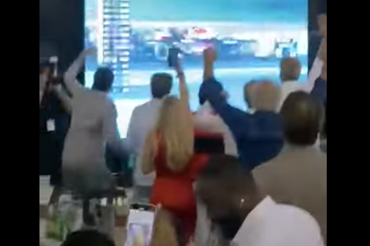 VIDEO: Nederlandse fans in VIP op Yas Marina uit hun dak bij inhaalactie Verstappen