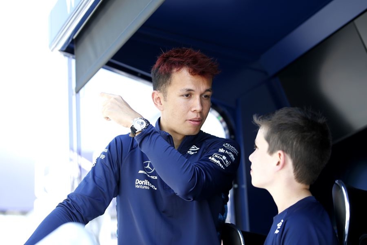 Alex Albon: Williams no puede 'tirar pasta a la pared' como Red Bull