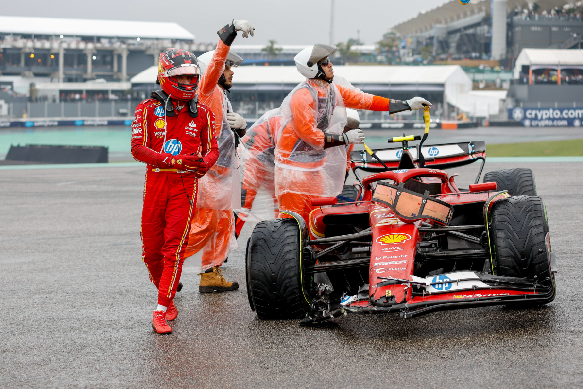 Sainz veroorzaakte gevaarlijk moment met marshals en krijgt tik op de vingers van FIA