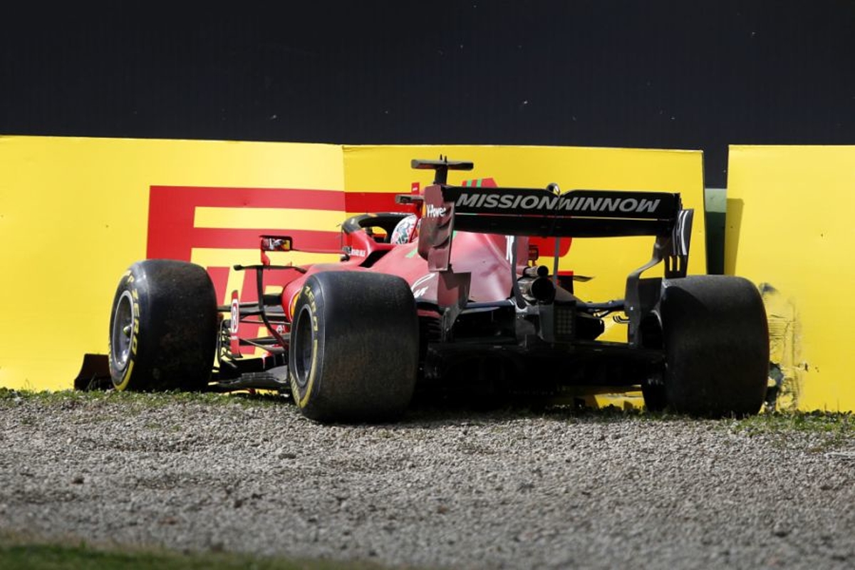 VIDEO: Leclerc parkeert Ferrari in bandenstapel en zorgt voor code rood in VT2