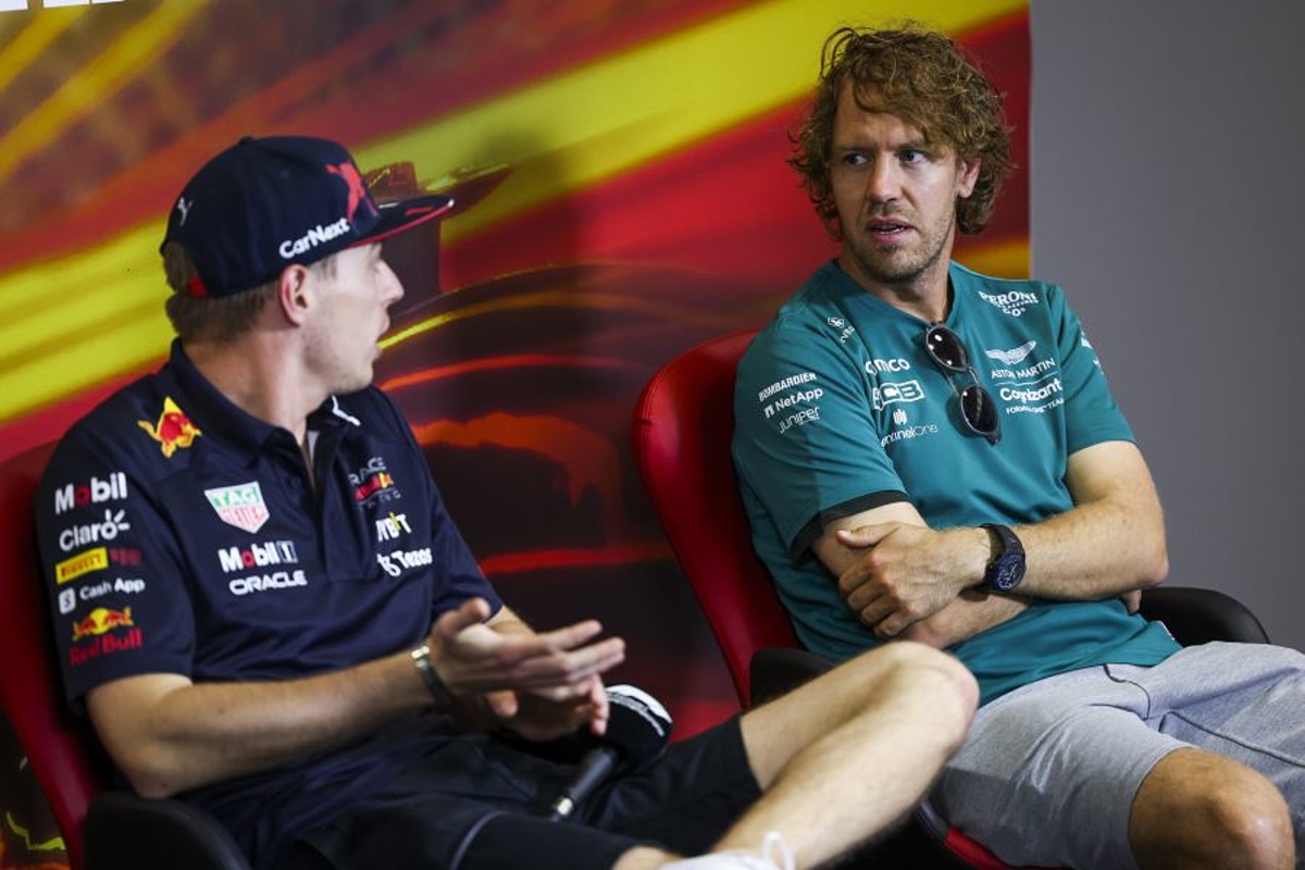 Verstappen krijgt helm van Vettel na laatste F1-race: 'Dromen van zo'n carrière'