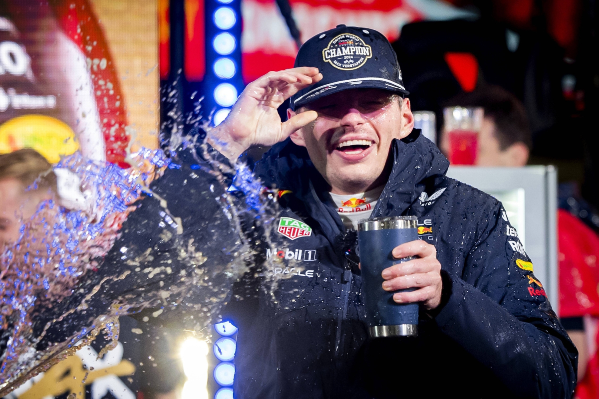 Verstappen ziet felicitaties op social media binnenstromen na vierde titel in F1