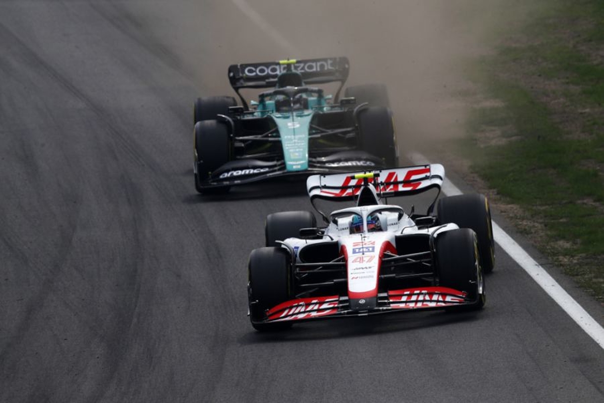 Schumacher verliest veel tijd en posities door probleem met pitstop-krik
