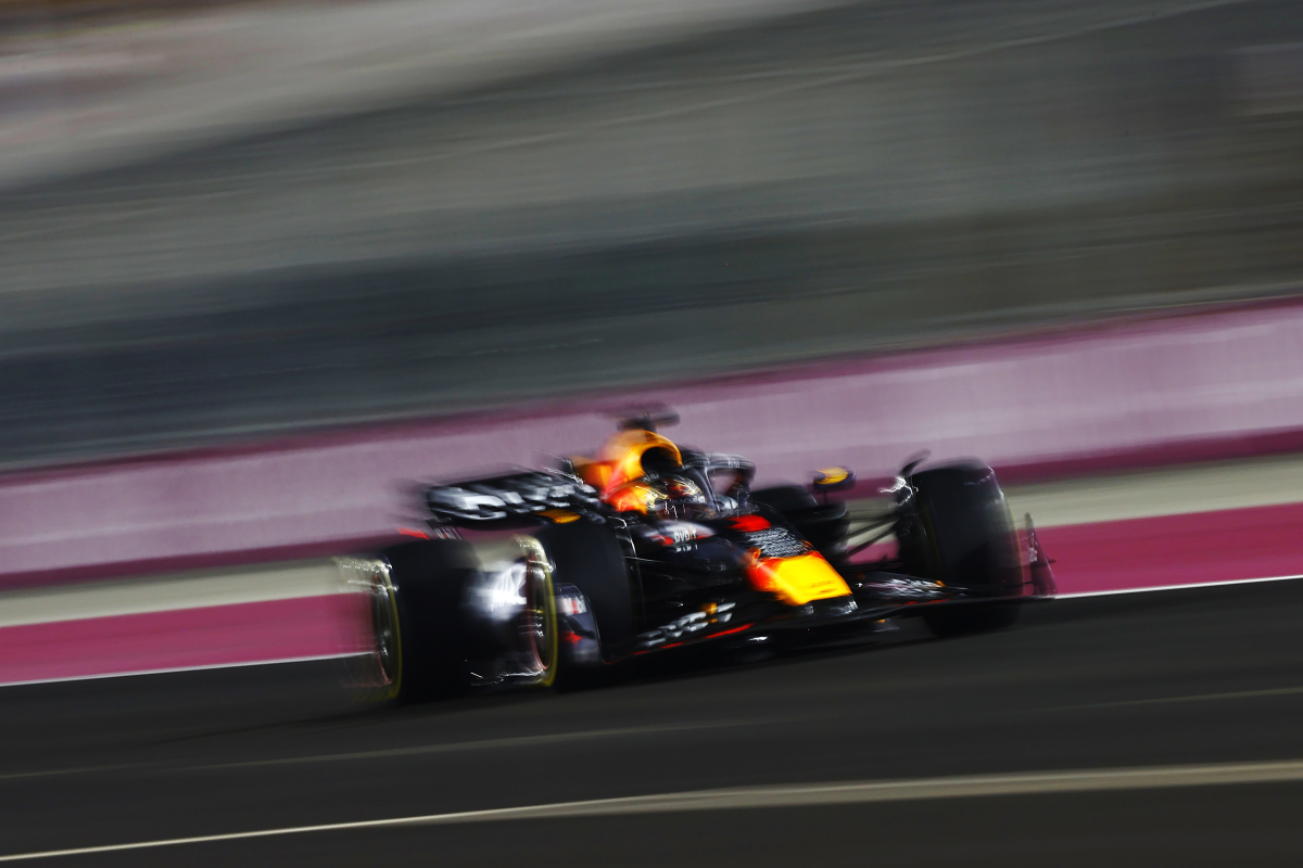 Verstappen zichtbaar vermoeid na overwinning in Qatar: "Eén van de zwaarste races uit mijn carrière"