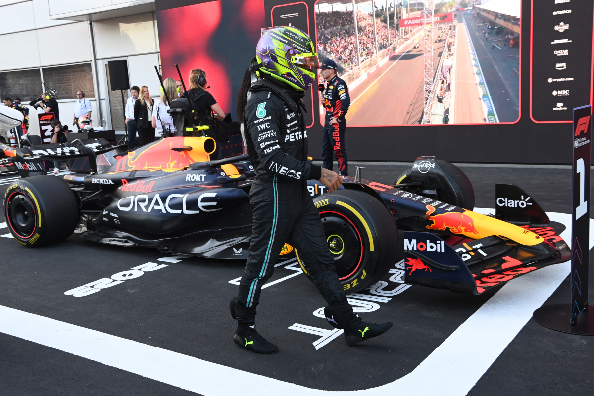 Un cameraman di Formula 1 viene in soccorso di Hamilton nella corsia dei box durante lo Sprint Shootout