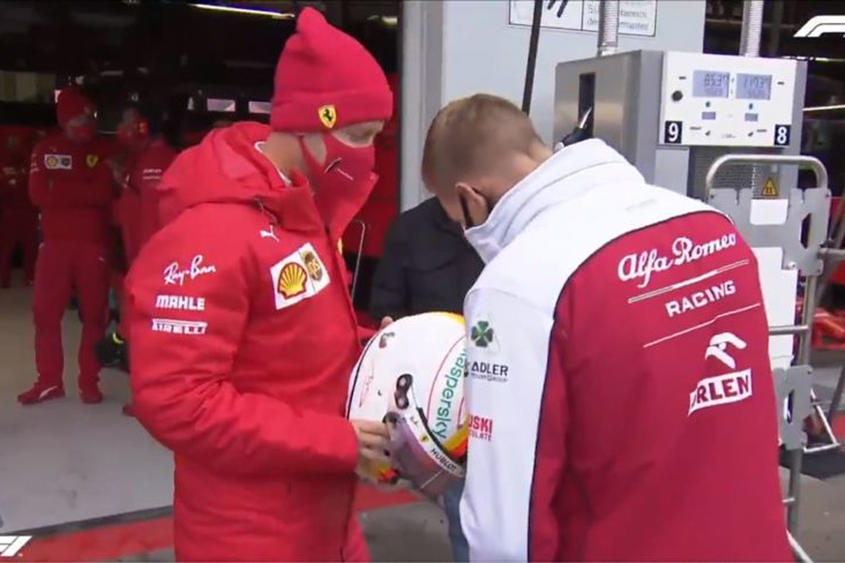 GAAF: Vettel laat speciale Schumacher-helm aan Schumacher junior zien