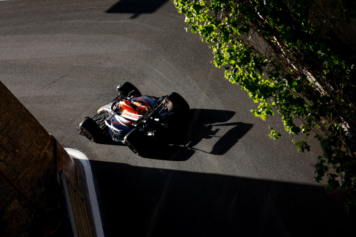 Verstappen klokt snelste tijd na crashes Leclerc en Colapinto in eerste training Bakoe