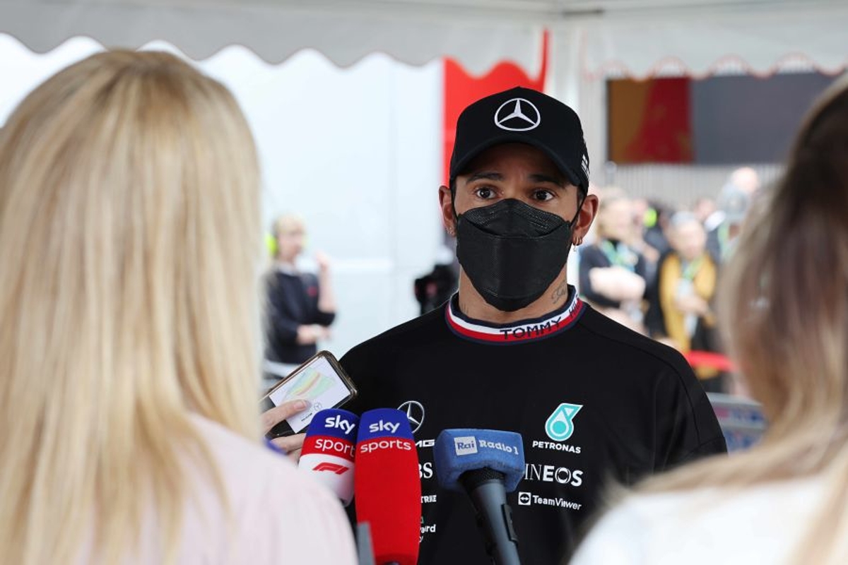 Twitter zet vraagtekens bij Hamilton: "Lewis kon de grasmaaiers niet voorbij"