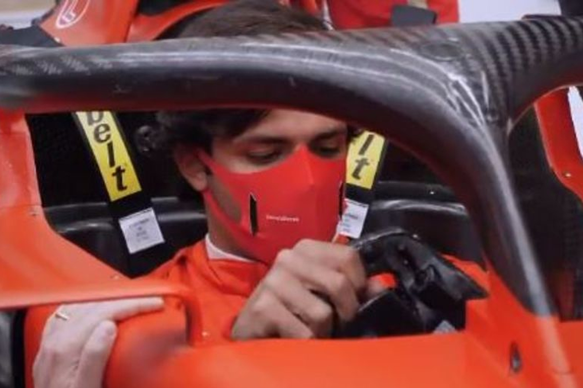 VIDEO: Sainz past voor het eerst Ferrari-stoeltje