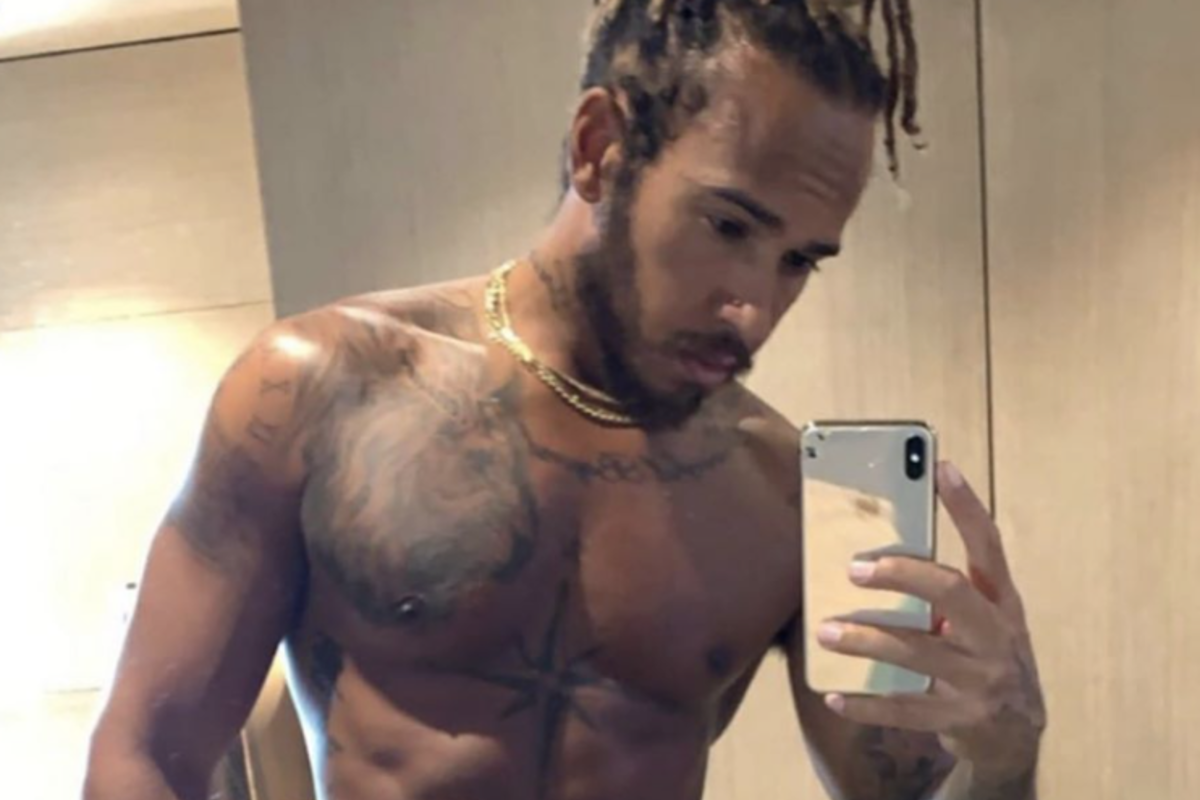 Hamilton toont nieuw kapsel en spieren aan de wereld