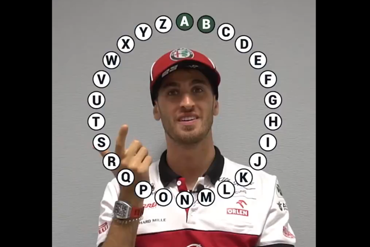 Giovinazzi valt flink door de mand bij Alphabet Game: 'HANS? Headrest? Helmet?'
