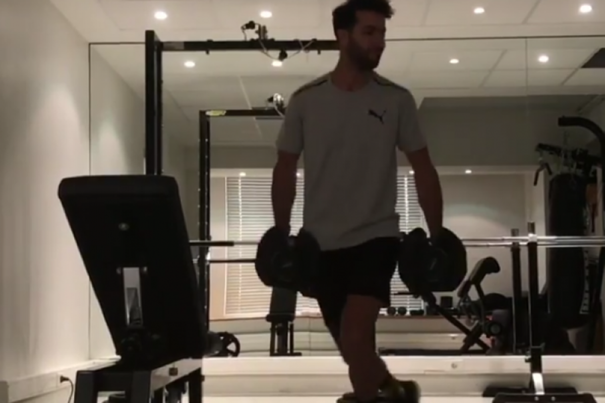 VIDEO: Hilarische Ricciardo werkt zich in het zweet