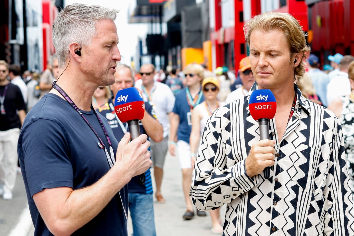 Rosberg staat track-side en wijst naar RB21 van Verstappen: "Dat is bijna kunst"