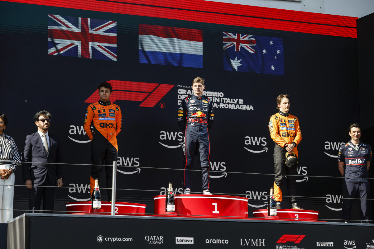 Tifosi zingt Verstappen toe in Imola: "Paar jaar geleden zongen ze nog over zijn moeder"