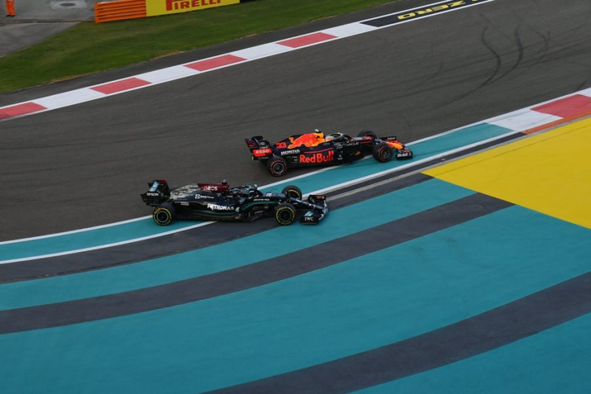 Rosberg krabbelt terug: 'Hamilton had Verstappen daar voorbij moeten laten'