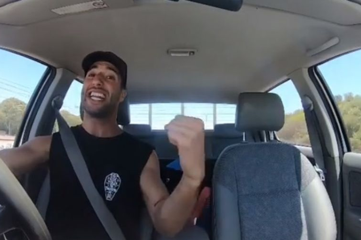 VIDEO: Daniel Ricciardo gaat los op nummer tijdens autorijden!