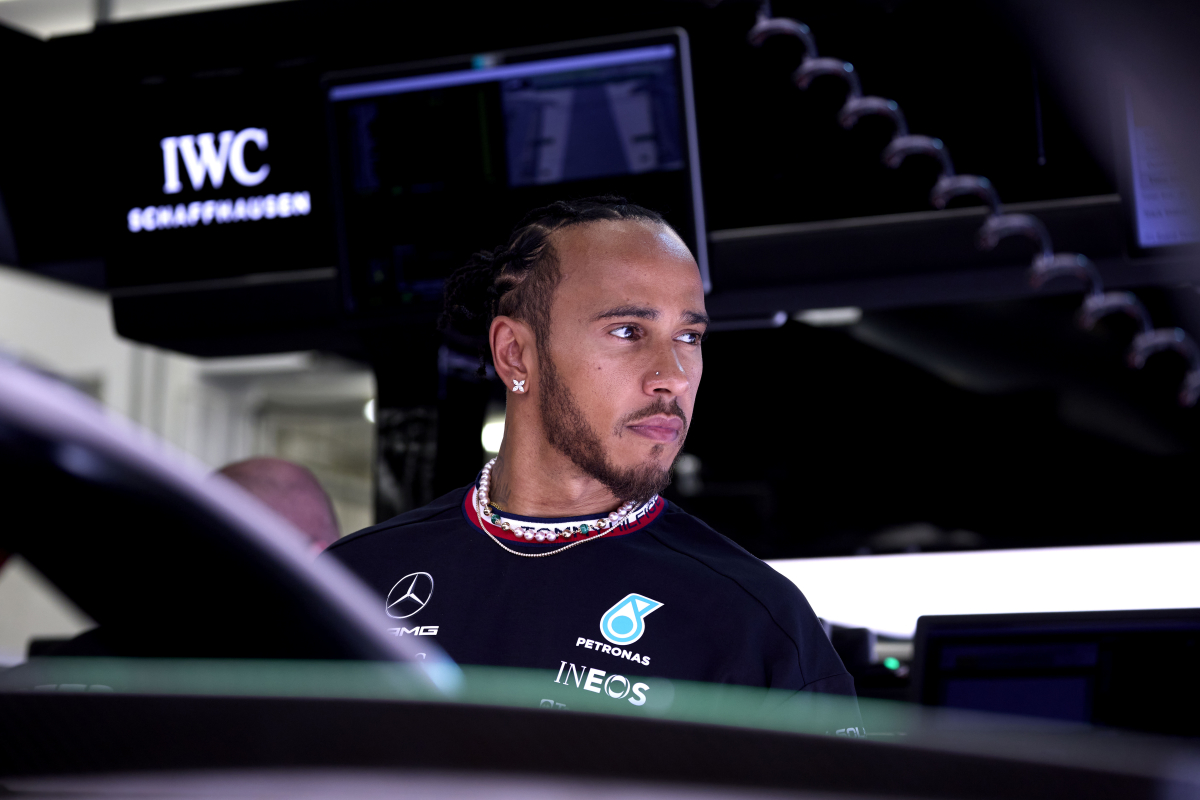 Hamilton ziet het somber in na lastige vrijdag in Bahrein: "Zitten op het verkeerde spoor"