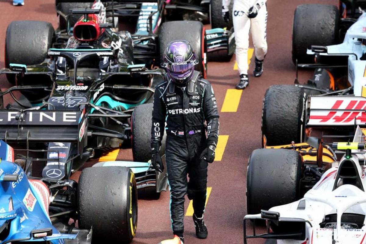 Hamilton baalt van pitstop-strategie: "Heeft ons drie plekken gekost"