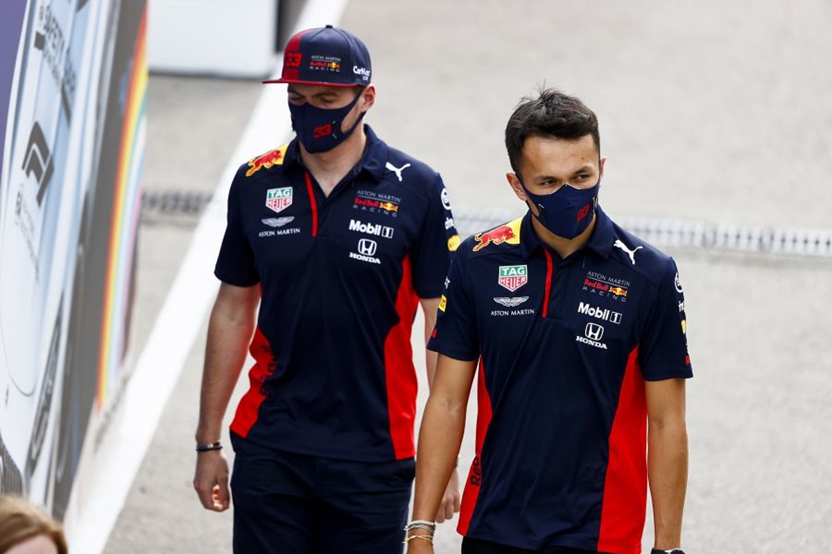 Albon: ¡Verstappen me hizo sentir como si estuviera conduciendo un autobús!