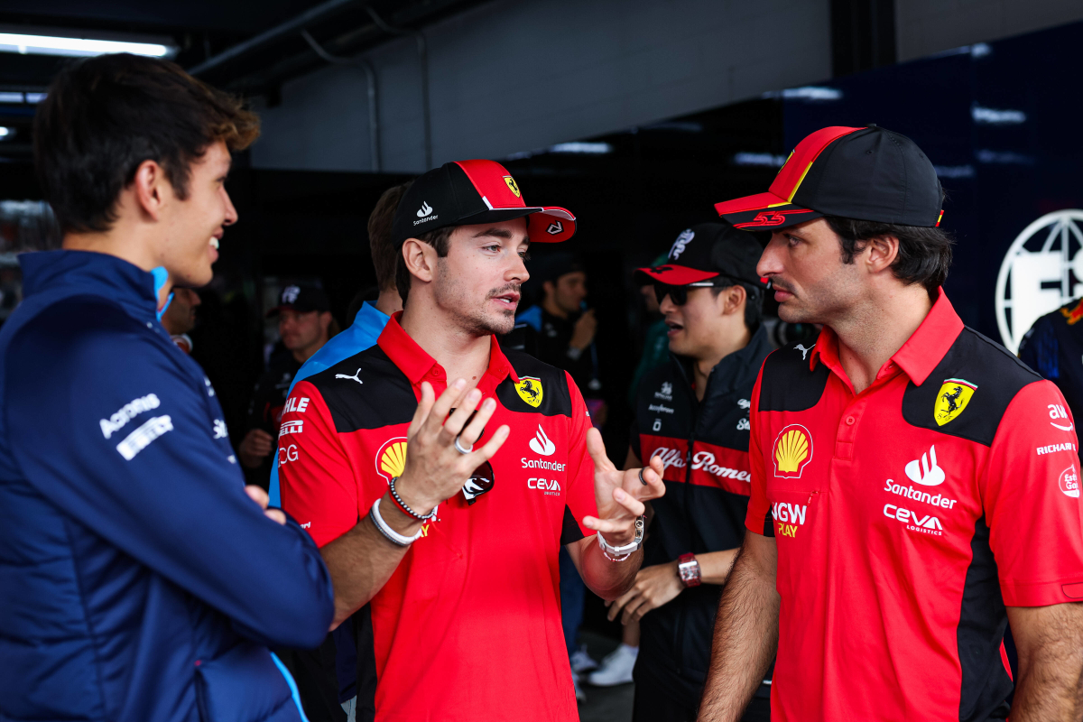Sainz y Leclerc reaccionan al NUEVO traje de Ferrari
