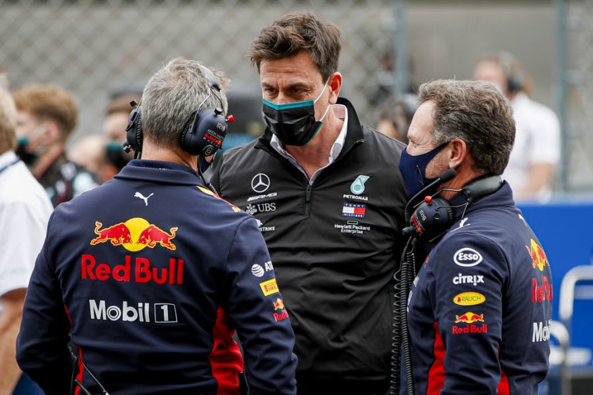 VIDEO: Wolff sneert naar Horner na weigeren excuus crash Verstappen