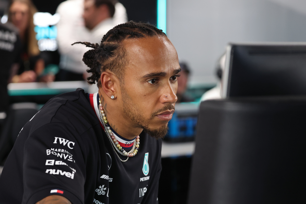 Hamilton bespeurt vooruitgang: "Ik ben al meer dan een jaar niet gelukkig in de auto"