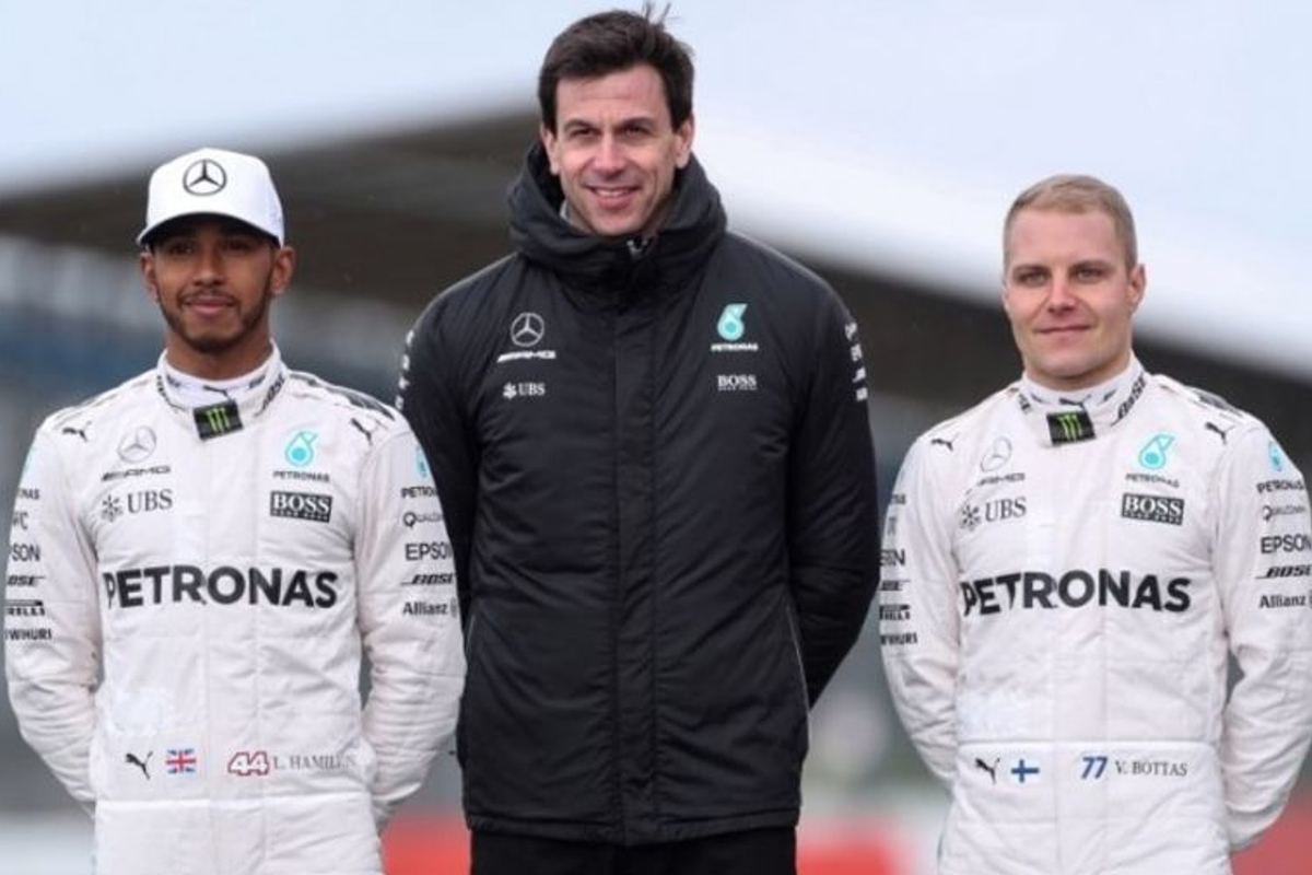 Mercedes test banden voor nieuwe seizoen: Hamilton rijdt 114 ronden