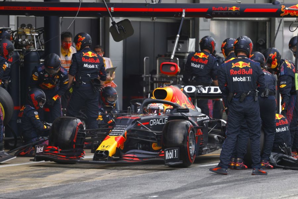 Jos Verstappen verklaart miscommunicatie tijdens pitstop Max: "Mercedes luistert mee"