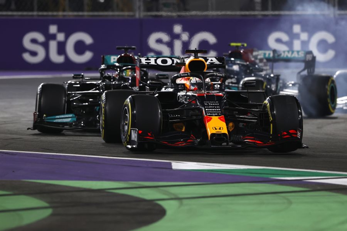 Grand Prix Saoedi-Arabië: Hamilton zegeviert in knotsgek duel met Verstappen