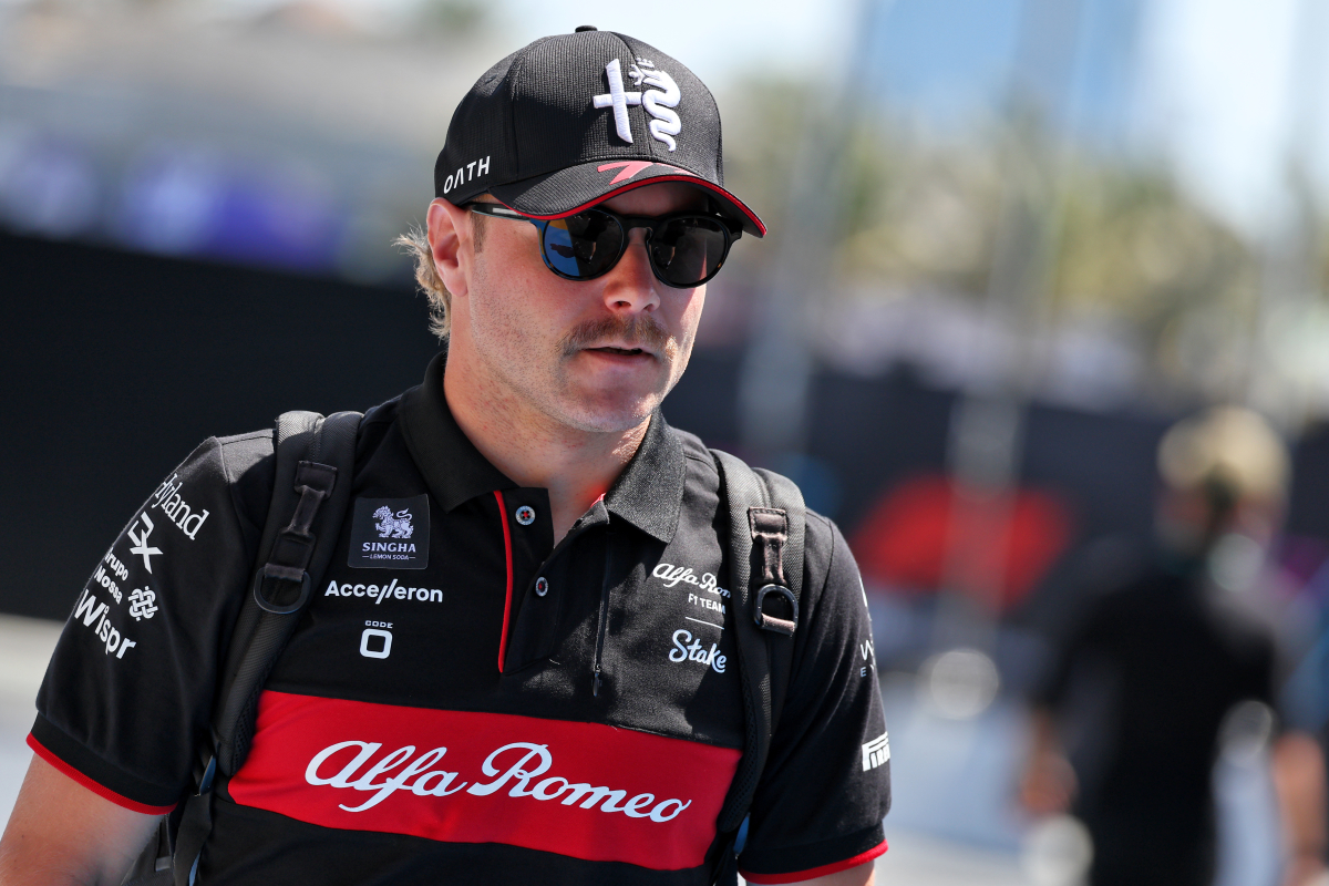 Alfa Romeo scramble to fix car with their HANDS in Bottas pit stop nightmare