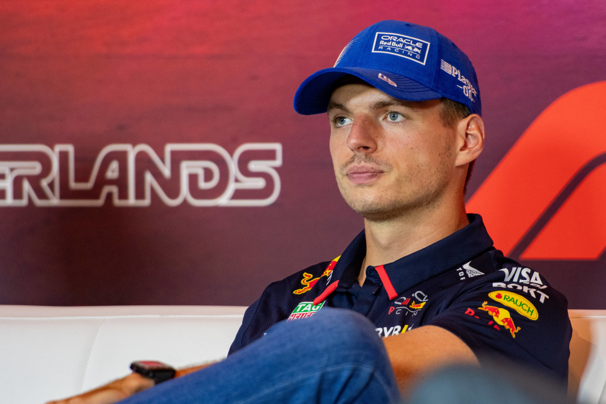 Verstappen krijgt brandende vraag: "'Max, Max, Super Max' of 'Tudududu, Max Verstappen'?"