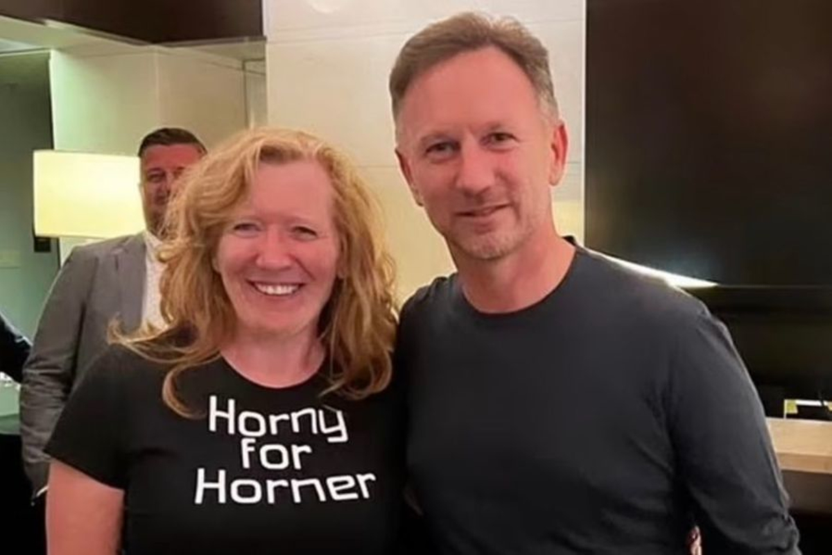 HAHA! Horner ging in Canada met fan in gewaagd shirt op de foto
