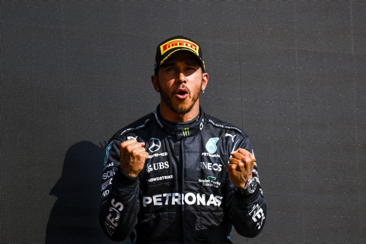 Hamilton beschuldigd van verspreiden nepnieuws: 'Hij moet zich bij racen houden'