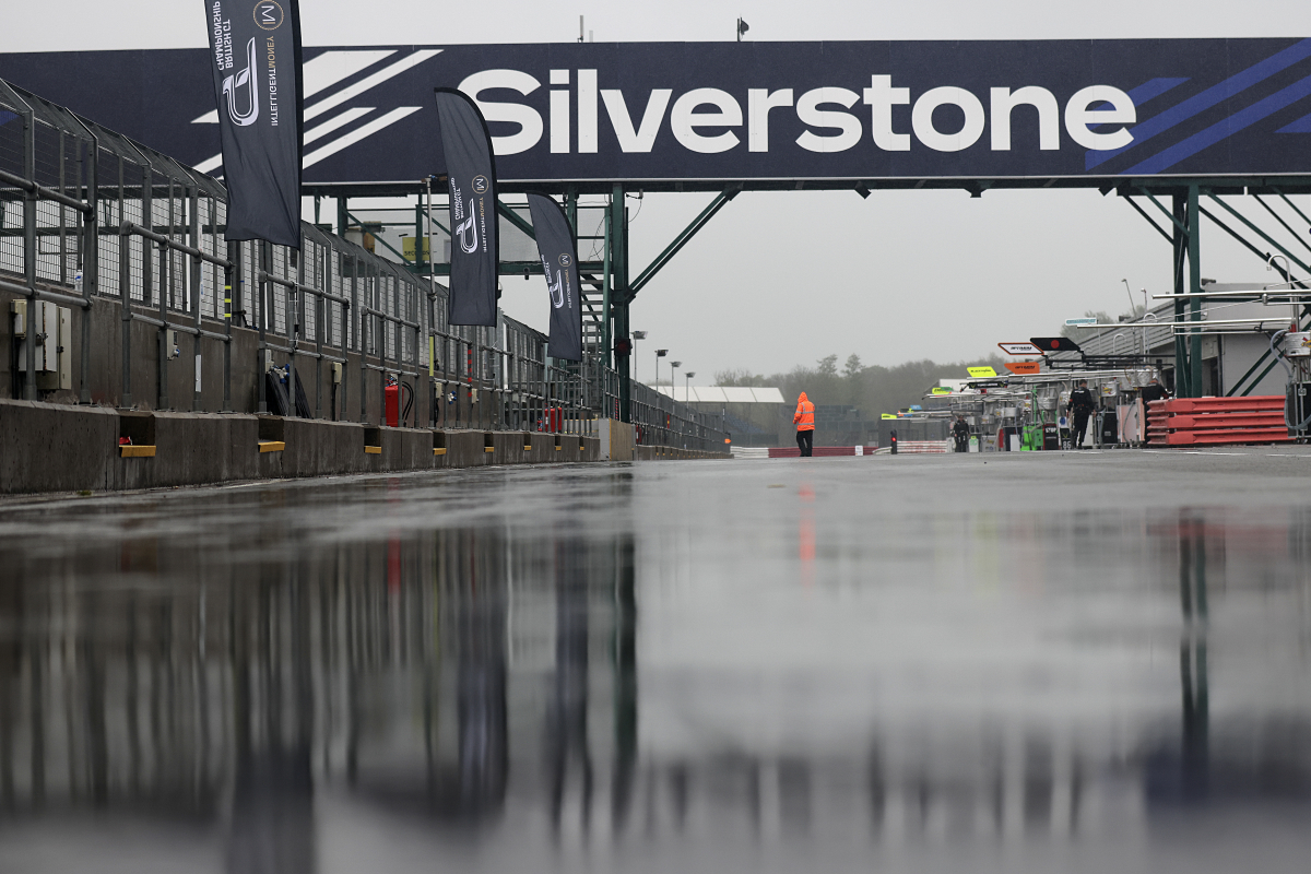 F1 expert explains how teams decide when to RISK slick tyres in rain