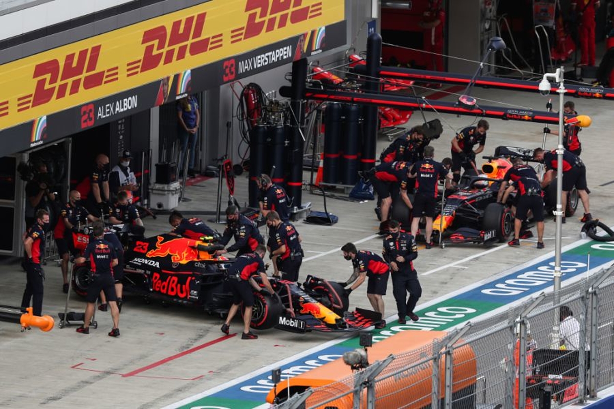 Villeneuve: "Red Bull en Verstappen lopen door Albon achter de feiten aan"