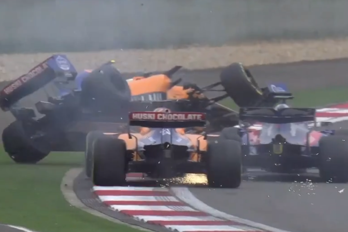 VIDEO: 'Torpedo' Kvyat is terug en crasht met beide McLaren's